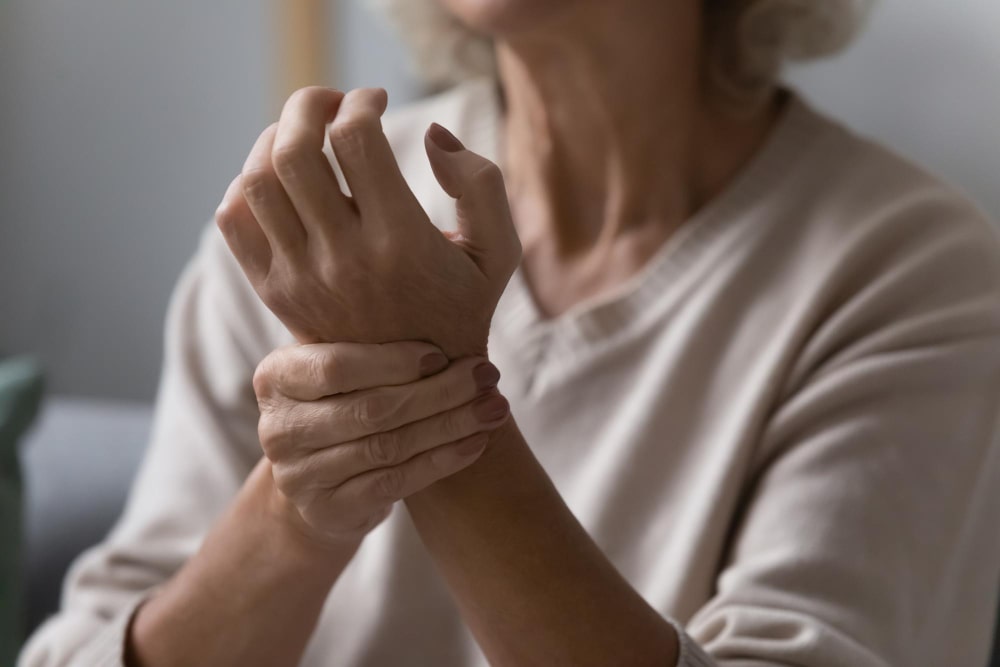 Arthritis behandeln - Rotlichttherapie als Alternative zu Schmerzmitteln